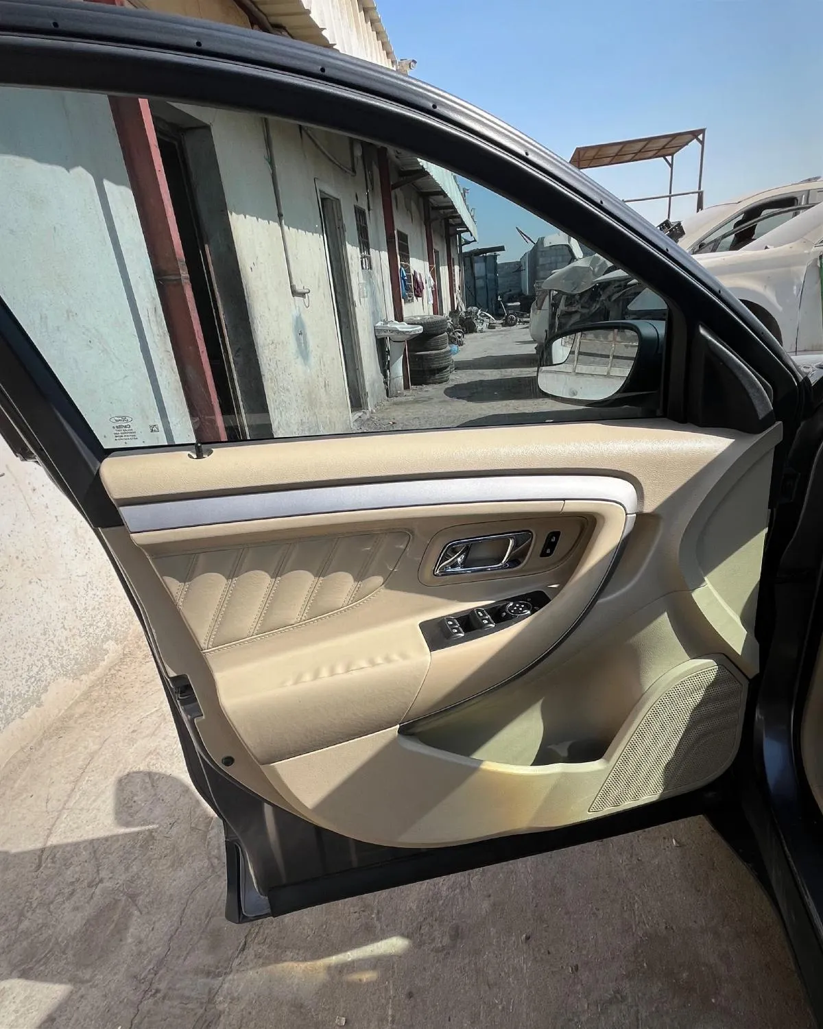 ديكور باب أمامي (جهة السائق)