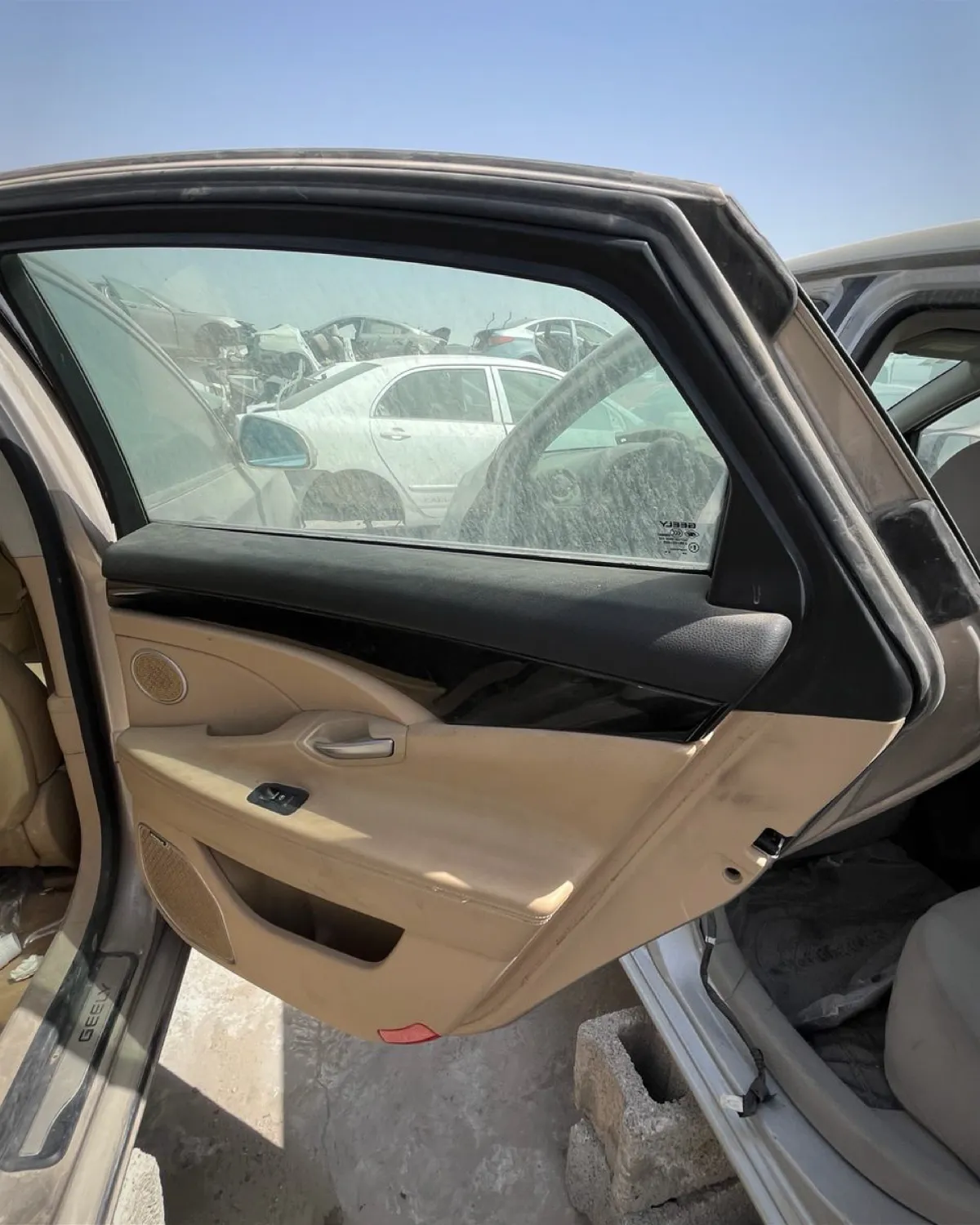 ديكور باب خلفي (جهة الراكب)