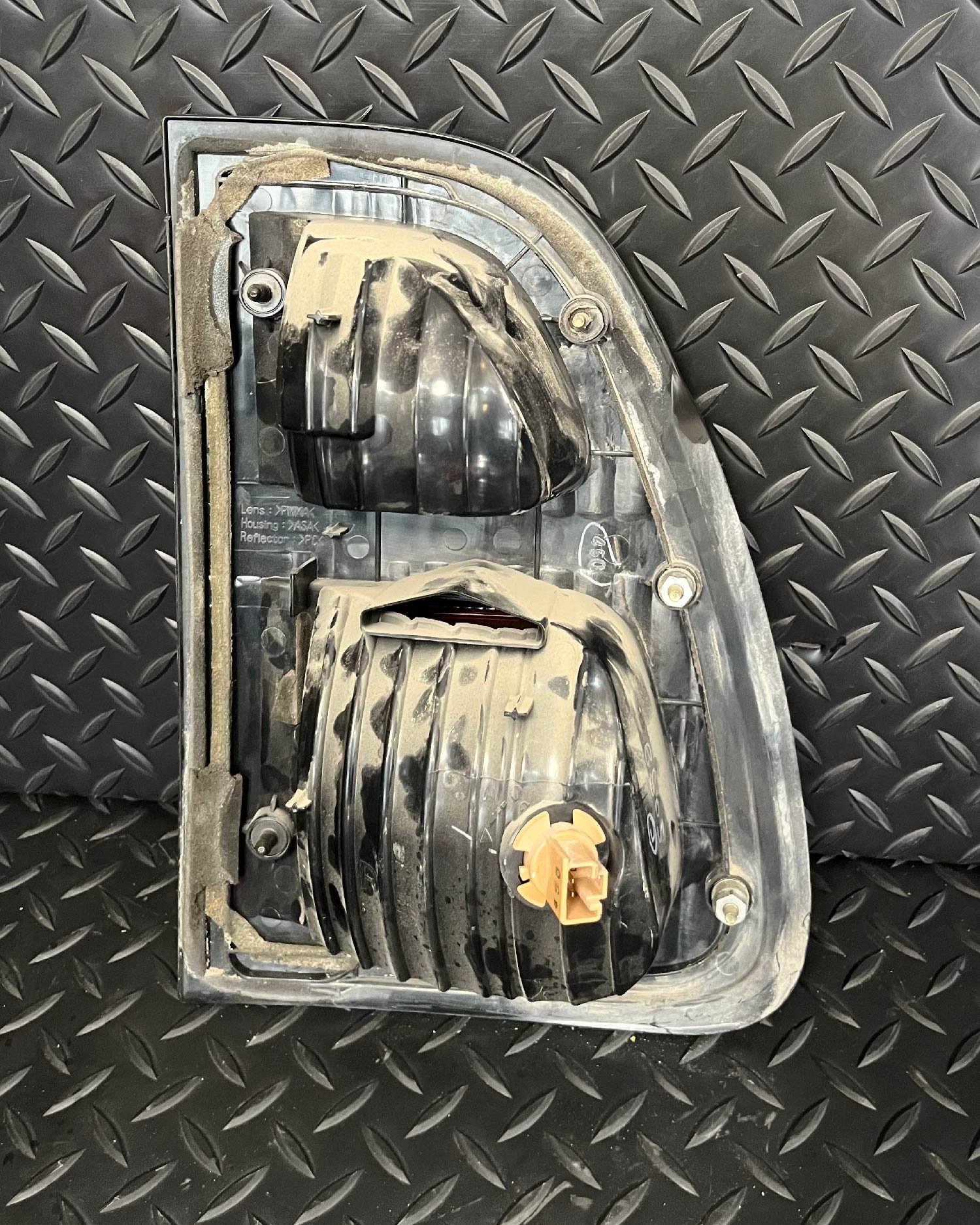 إصطب خلفي وسط (يمين)