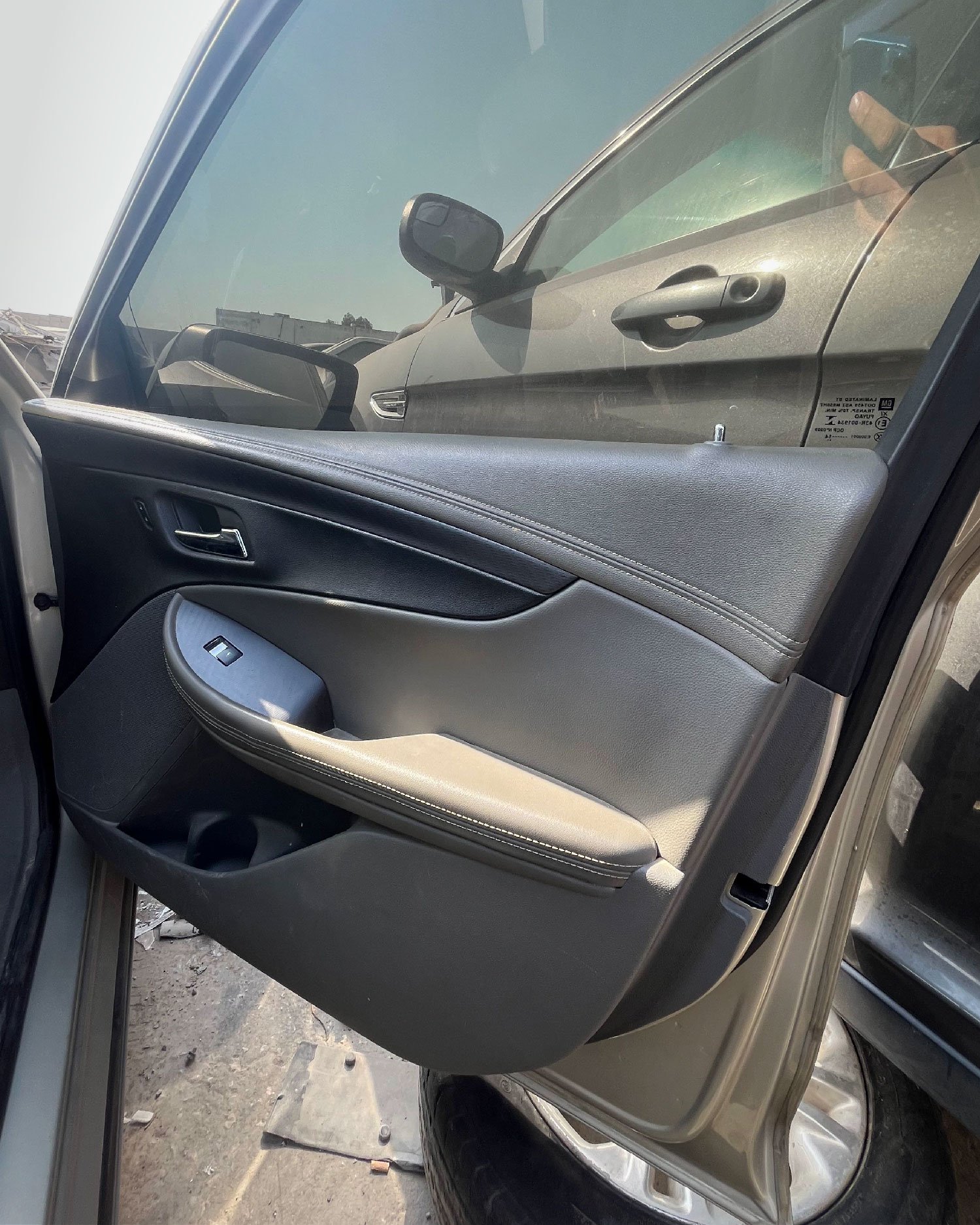 باب أمامي (يمين)