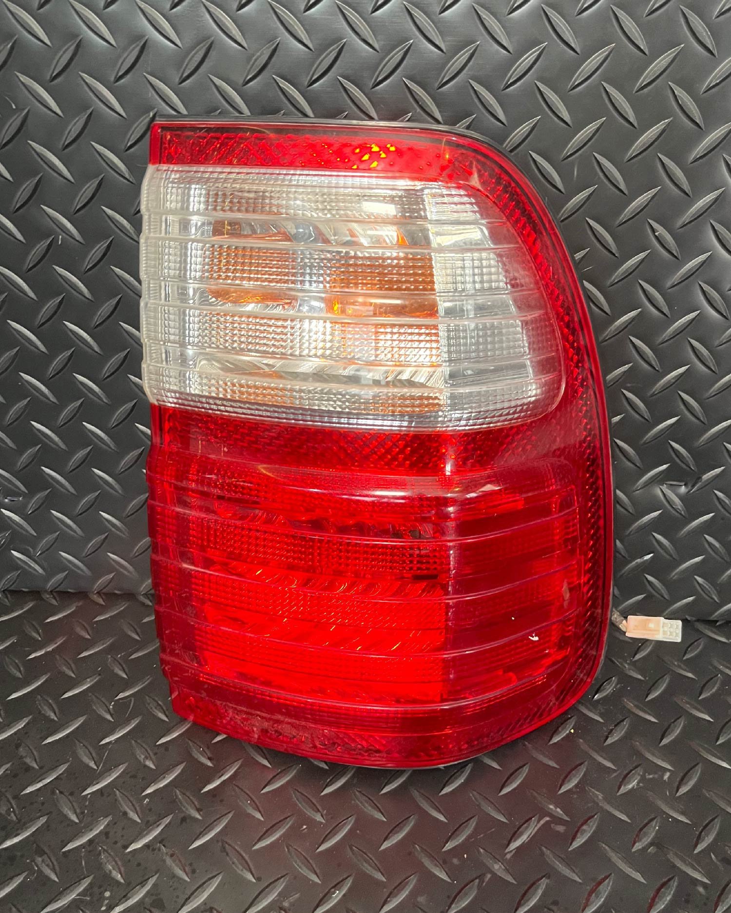 إصطب ركن خلفي (يمين)